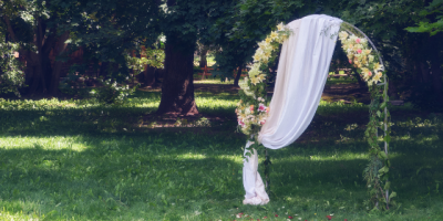 Miniature de l'article '6 types d'arches pour sublimer vos événements et cérémonies' - De l'arche florale à la structure moderne : créez un point f...