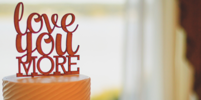 Miniature de l'article 'Cake topper : tout savoir pour choisir, personnaliser et sublimer vos gâteaux' - Le cake topper transforme un simple gâteau en pièce maîtress...