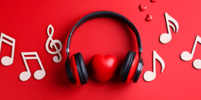 Miniature de l'article '100 chansons incontournables pour lancer la soirée et faire danser tout le monde' - De Gloria Gaynor a Dua Lipa, la playlist ultime pour une pis...