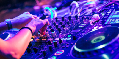 Miniature de l'article 'Comment choisir son DJ pour animer un événement ?' - Le DJ est au cœur de l'ambiance de votre évènement. Apprenez...