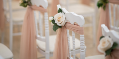 Miniature de l'article 'Décorer ses chaises de banquet : 10 idées inspirantes' - Des chaises bien décorées transforment votre événement. Fleu...