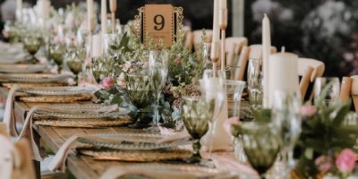 Miniature de l'article '10 idées de menu de mariage servi à table' - Ces menus couvrent tous les styles et budgets, de l'authenti...