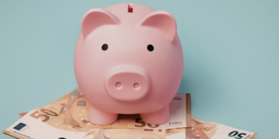 Miniature de l'article '5 bonnes raisons d'opter pour une cagnotte de mariage (et comment bien la gérer)' - La cagnotte de mariage séduit de nombreux couples. Voici 5 r...