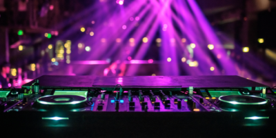 Miniature de l'article '10 questions essentielles à poser à votre DJ avant de signer le devis' - Un bon DJ peut transformer votre événement. Mais pas questio...