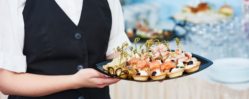 Image d'illustration pour l'article 'Comment bien choisir le traiteur de son événement ?' - Guide pour organiser traiteurs et restauration : régalez vos invités avec style