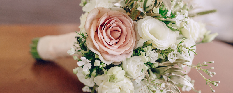 Image d'illustration pour l'article 'Comment choisir son bouquet de mariée ?' - Guide pour organiser mariage de rêve : conseils et idées pour tout organiser