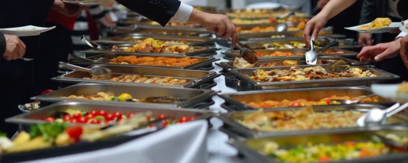 Image d'illustration pour l'article 'Buffet ou service à table, quelle formule choisir ?' - Guide pour organiser traiteurs et restauration : régalez vos invités avec style