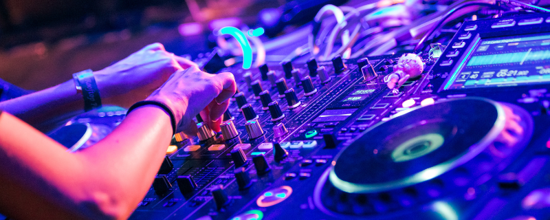 Image d'illustration pour l'article 'Comment choisir son DJ pour animer un événement ?' - Guide pour organiser divertissement et animation : idées pour animer vos événements privés