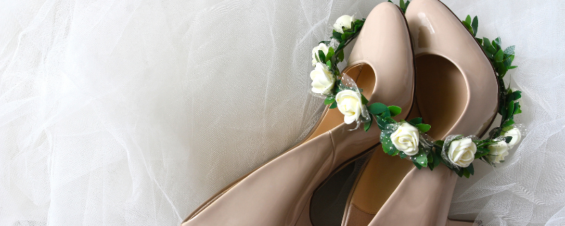 Image d'illustration pour l'article 'Chaussures de mariée : comment choisir le modèle parfait selon votre robe ?' - Guide pour organiser mise en beauté  : conseils et astuces