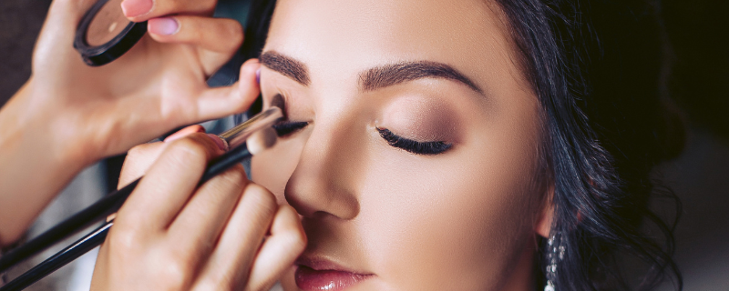 Image d'illustration pour l'article 'Comment choisir son maquilleur ?' - Guide pour organiser mise en beauté  : conseils et astuces