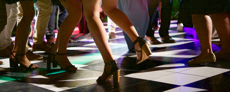 Image d'illustration pour l'article 'Comment créer facilement une piste de danse pour votre événement ?' - Guide pour organiser location de scènes et tribunes : nos conseils pour structurer votre événement