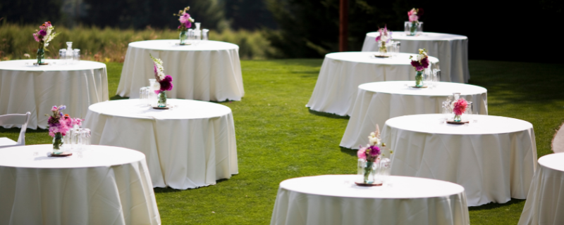 Image d'illustration pour l'article 'Comment disposer les tables pour son mariage : 8 configurations à connaître' - Guide pour organiser location art de la table : nos conseils pour sublimer votre réception