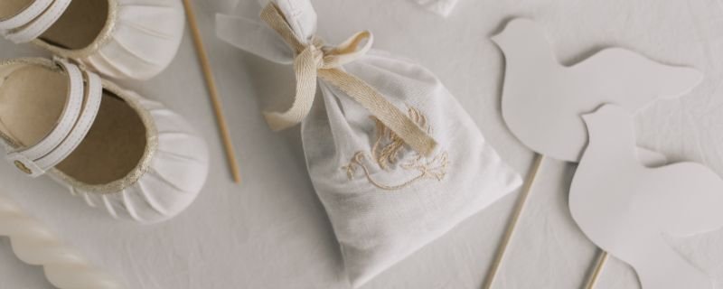 Image d'illustration pour l'article '+30 idées de cadeaux pour les invités de baptême' - Guide pour organiser organiser un baptême : conseils et idées