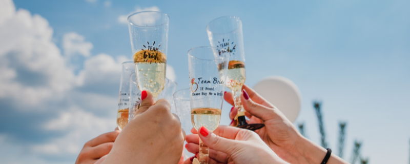 Image d'illustration pour l'article '24 Jeux et défis Inoubliables pour votre EVJF ou EVG' - Guide pour organiser evjf & evjg : le guide des dernières folies de célibataire