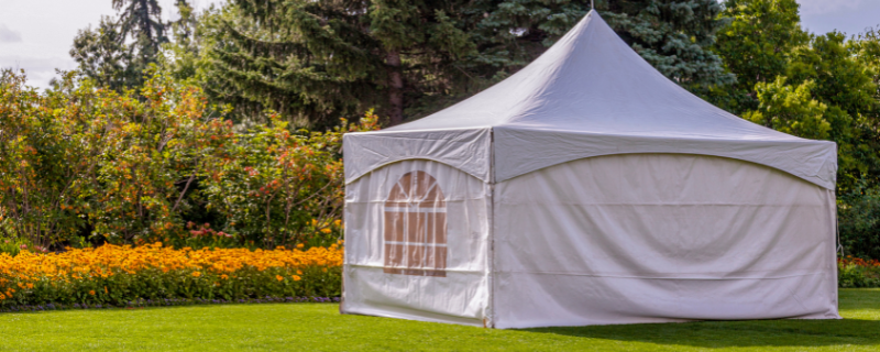 Image d'illustration pour l'article 'Louer ou acheter une tente pour un événement ?' - Guide pour organiser location de tentes, barnums, chapiteaux : nos conseils pour sécuriser votre événement en extérieur