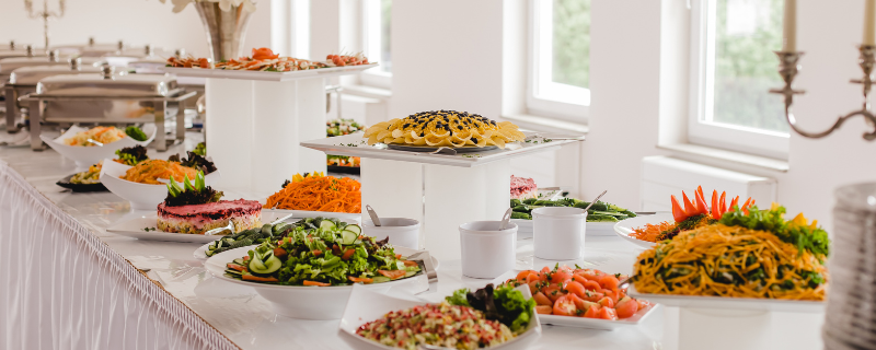 Image d'illustration pour l'article 'Mariage : faut-il choisir un traiteur professionnel ou privilégier le fait-maison ?' - Guide pour organiser traiteur événementiel : nos conseils pour régaler vos invités