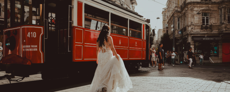 Image d'illustration pour l'article '12 modes de transport insolites pour une arrivée spectaculaire à votre événement' - Guide pour organiser location de véhicules : nos conseils pour une arrivée mémorable