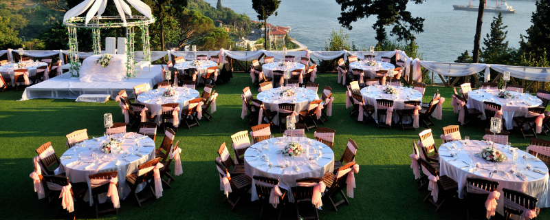 Image d'illustration pour l'article 'Combien de tables et de chaises louer ?' - Guide pour organiser location art de la table : nos conseils pour sublimer votre réception