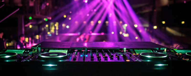 Image d'illustration pour l'article '10 questions essentielles à poser à votre DJ avant de signer le devis' - Guide pour organiser dj pour événement : nos conseils pour bien choisir et réussir votre soirée