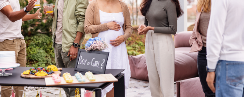 Image d'illustration pour l'article 'Qui inviter à sa baby shower : famille, amies, collègues ?' - Guide pour organiser organiser une baby shower inoubliable