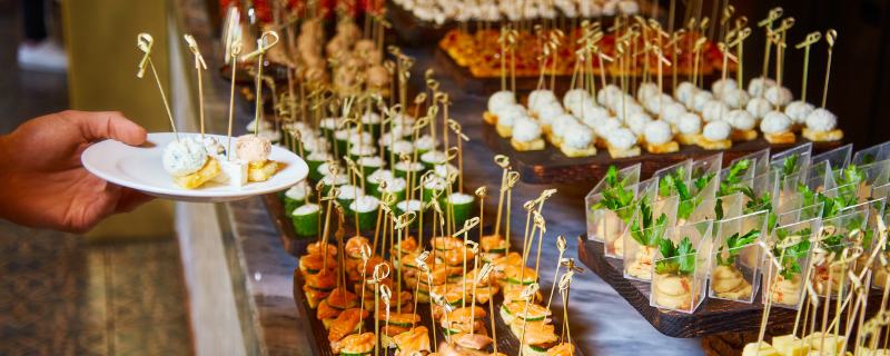 Image d'illustration pour l'article 'Comment organiser un vin d'honneur mémorable ?' - Guide pour organiser vin d'honneur : réussir votre cocktail de mariage