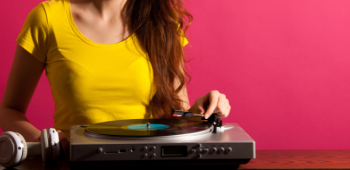 Image d'illustration pour DJ pour événement : nos conseils pour bien choisir et réussir votre soirée