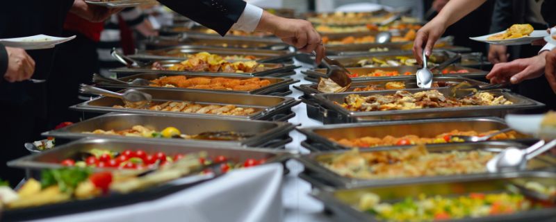 Illustration de l'article : Buffet ou service à table, quelle formule choisir ?