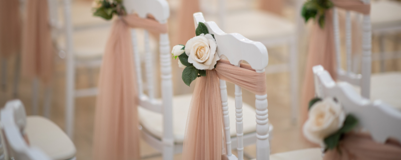 Illustration de l'article : Décorer ses chaises de banquet : 10 idées inspirantes