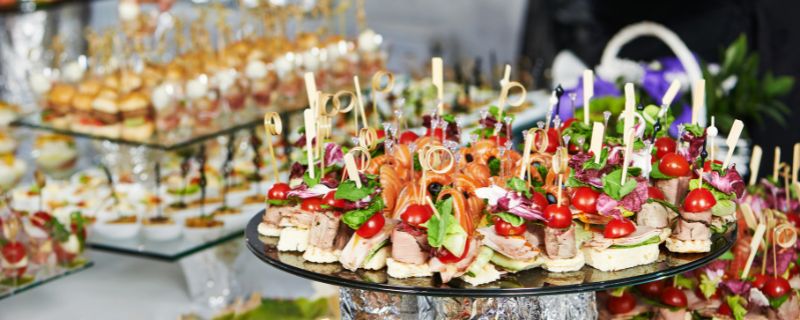 Illustration de l'article : Traiteur, buffet, barbecue : options de restauration pour anniversaire
