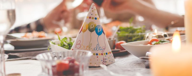 Illustration de l'article : Quelles quantités de nourriture et de boissons sont nécessaires pour un anniversaire ?